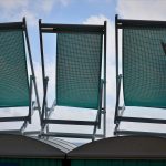 Alassio_Stuehle-auf-Standkabine_7705